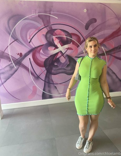 chloelamb pretty model pic