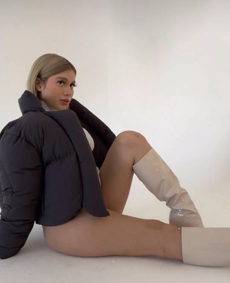 Laurimfgarciaa sexy model pics