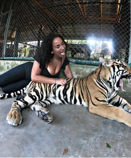 Tana Habibi naked pornstar images