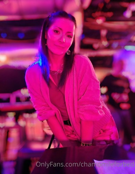 chamomileforbed model naked img