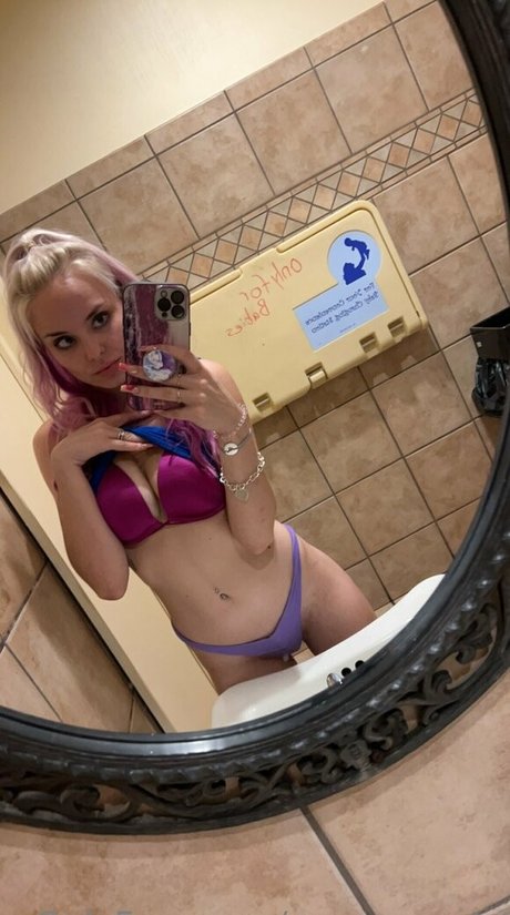 savvysnoww model naked image