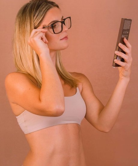 Thaisa Leal model erotic pics