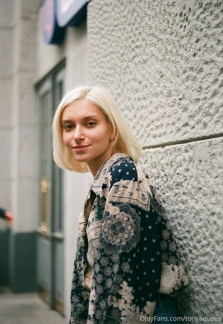 selenaadoll1 erotic model photo