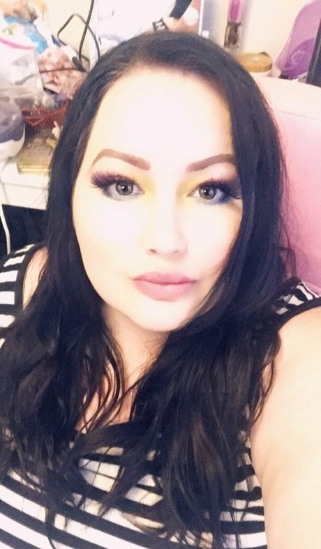 elizaallure nude model photos