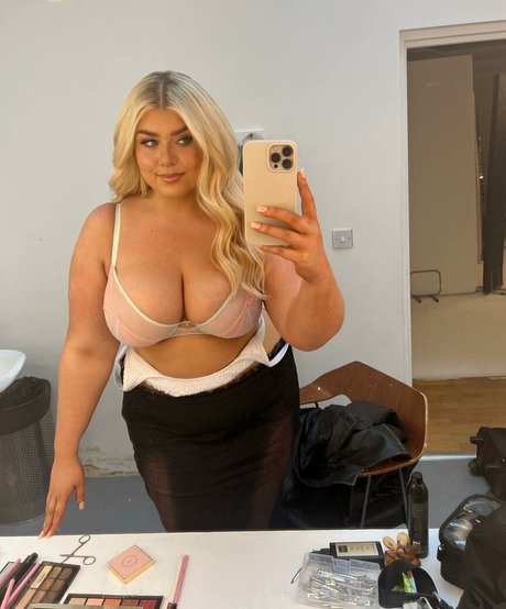 Izzy Nicholls naked model pictures