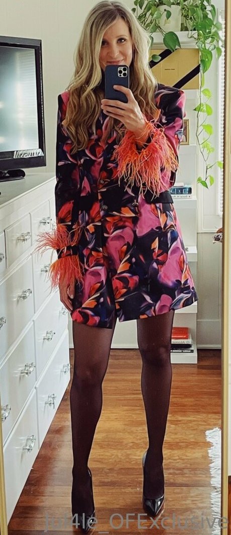 Jul4Le hot actress img