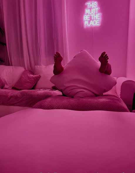 underswayfeet model nude picture