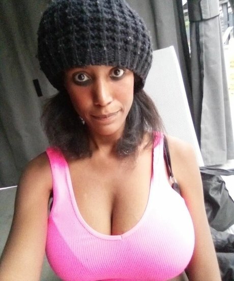 Amber Higgins Cecil star top pictures