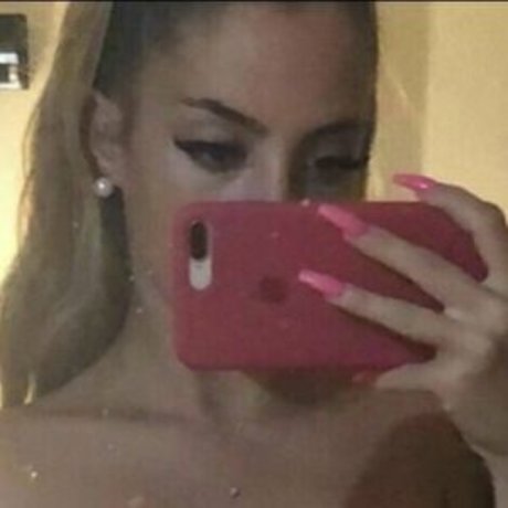 lauraonlyfree pretty model images