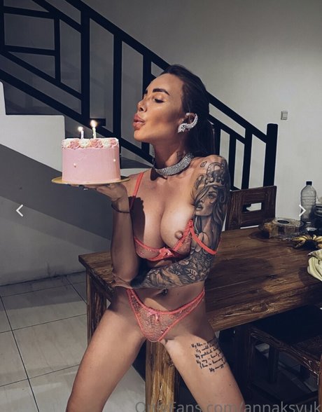 Annaksyuk model porn image