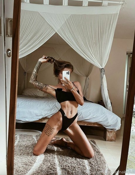 Annaksyuk model nude img