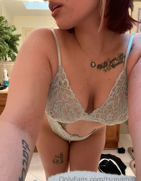 tsunamans model pornographic photos