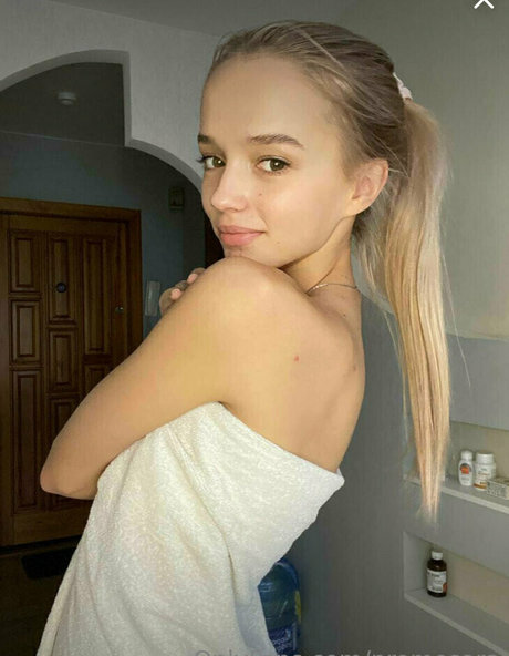 promosara hot model photos