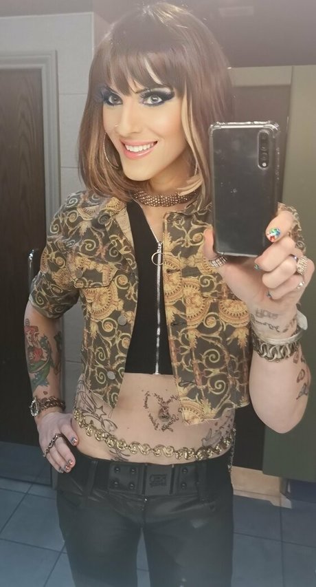 trans lola perron model porn gallery