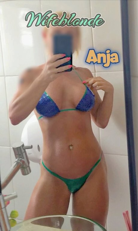 Wifeblonde pornographic model picture