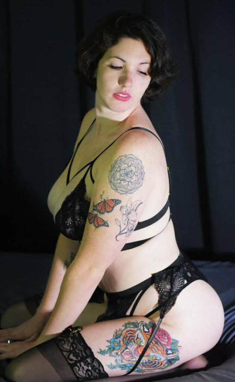 danalegzzz nude actress photo