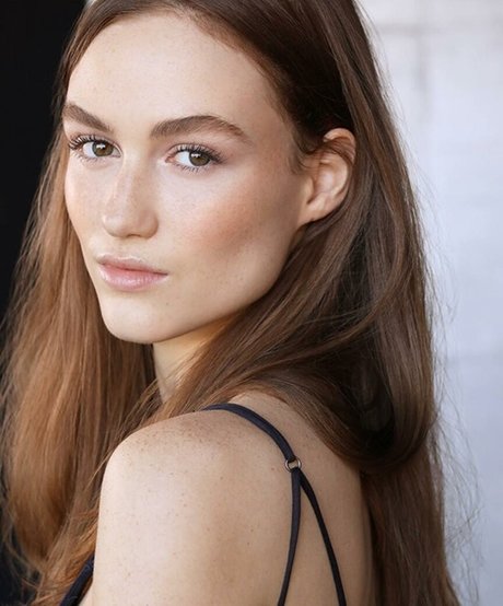Madison Lintz model adult pic