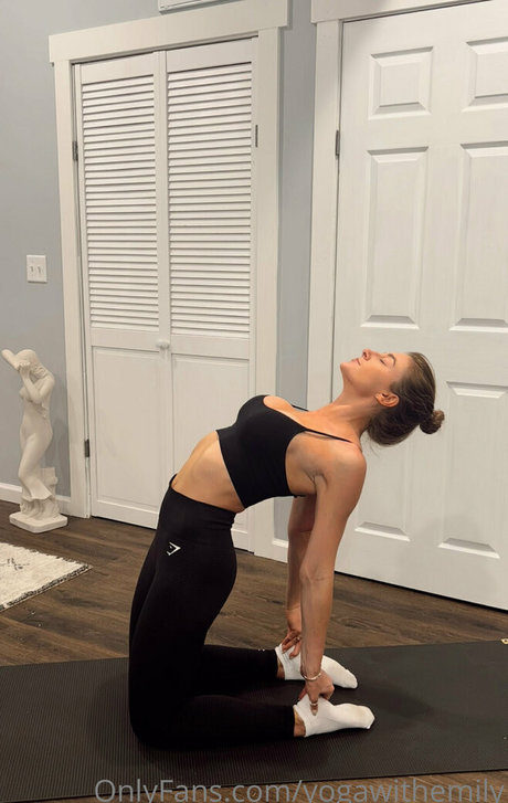 yogawithemily free model gallery