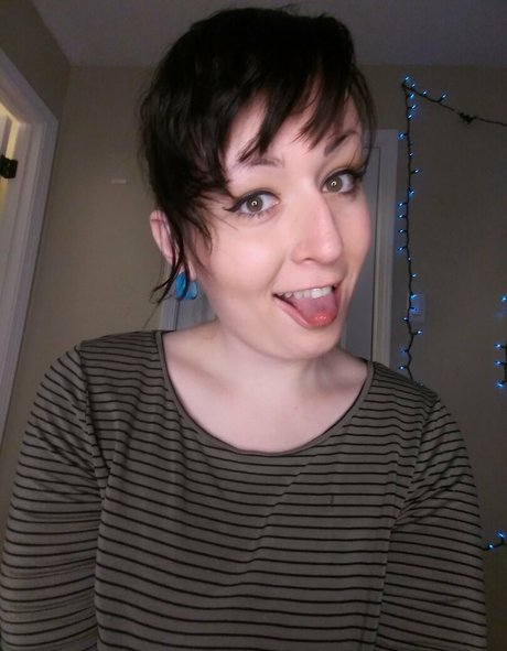 anniebrokely nude model images