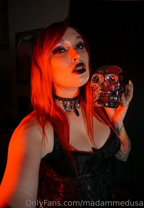 madammedusa star top pictures