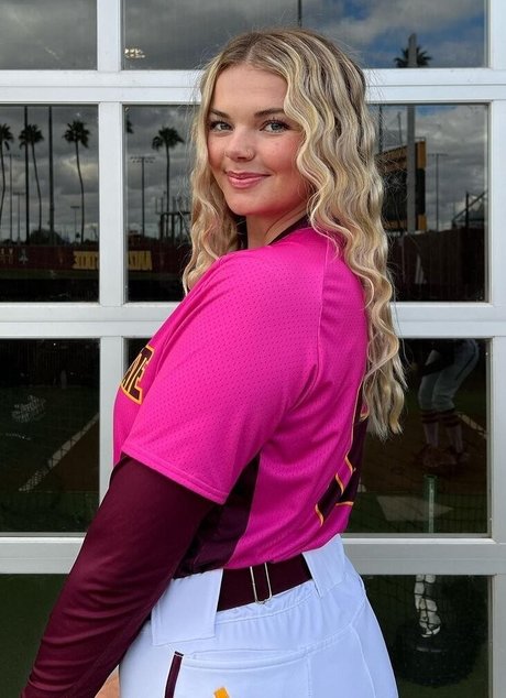 Sara K nice actress photos