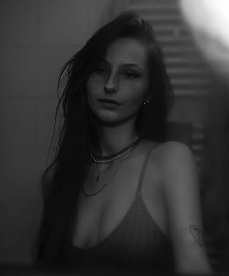 Caponce high quality model images