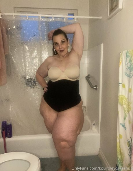 kourtneycakeshub star nude image