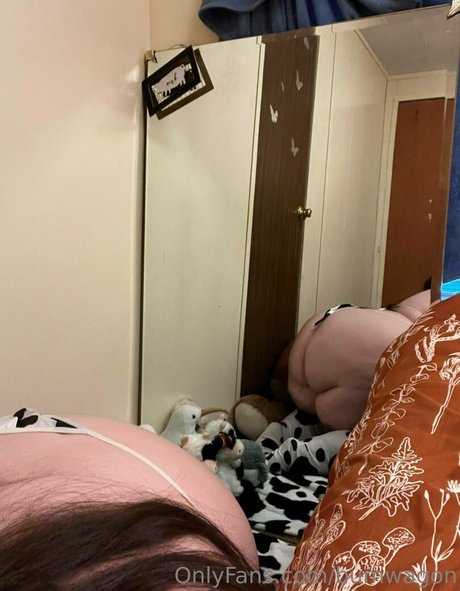 bumwagon beautiful model image