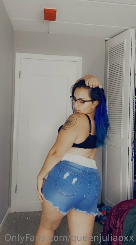 queenjuliaoxx hot pornstar pic