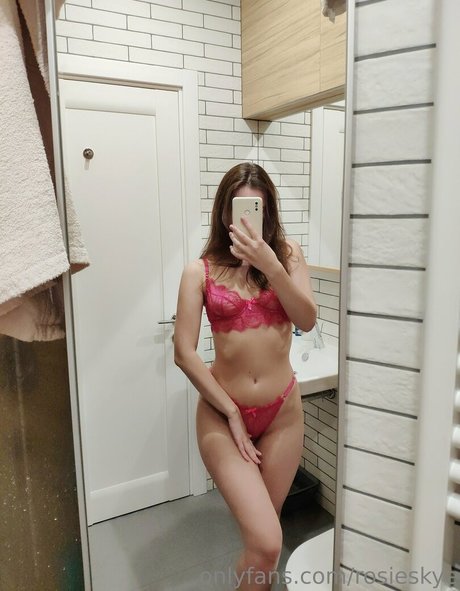 rosieskye top star photos