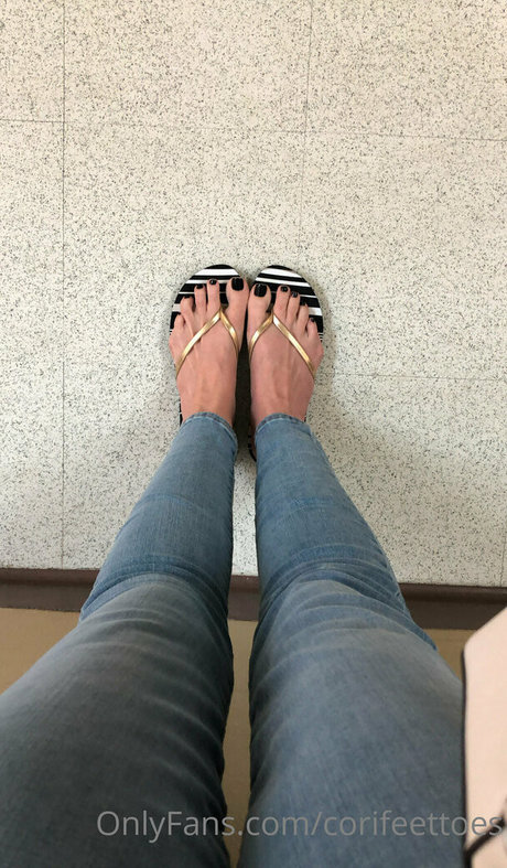corifeettoes star nude photo