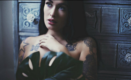 lauraluxfree erotic model image