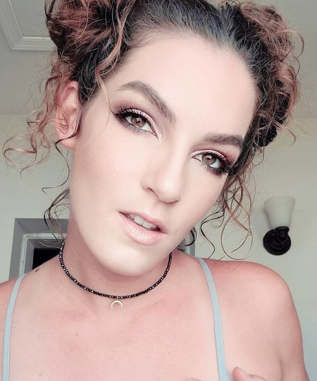 Stevie Macaroni beautiful actress img