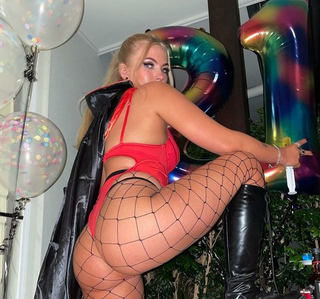 simsyyy__ model erotic pic