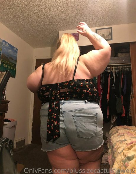 plussizecactusflower2 model hot picture