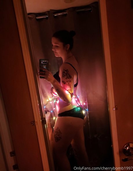 cherrybomb1997 nude model picture