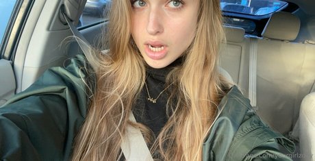 yourgirlzoey model adult pictures