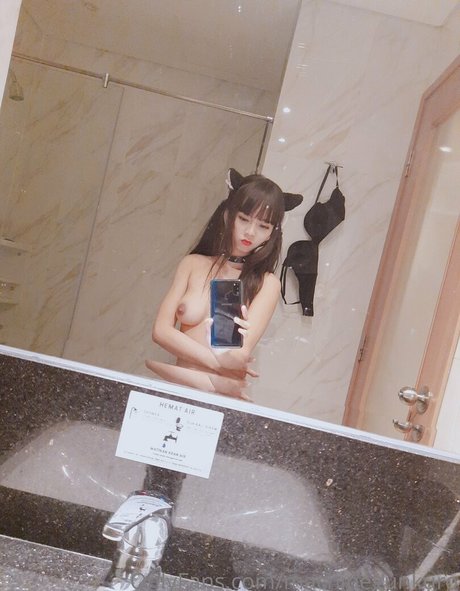 Machinegunkuro nude actress photo
