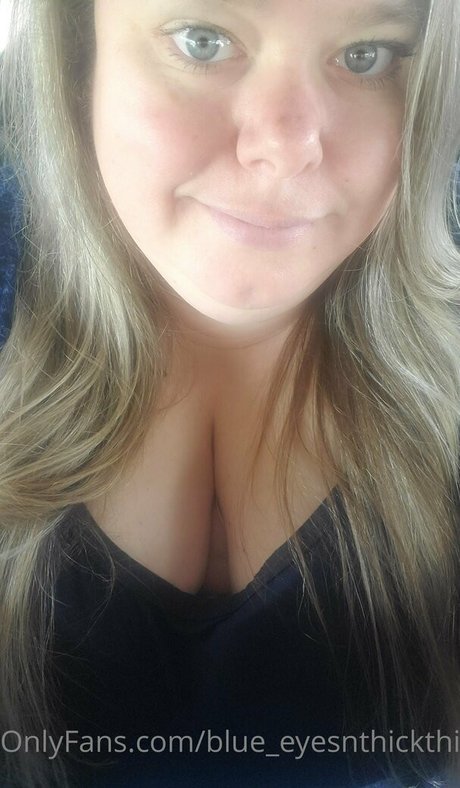 blue eyesnthickthighs pornstar nude photo