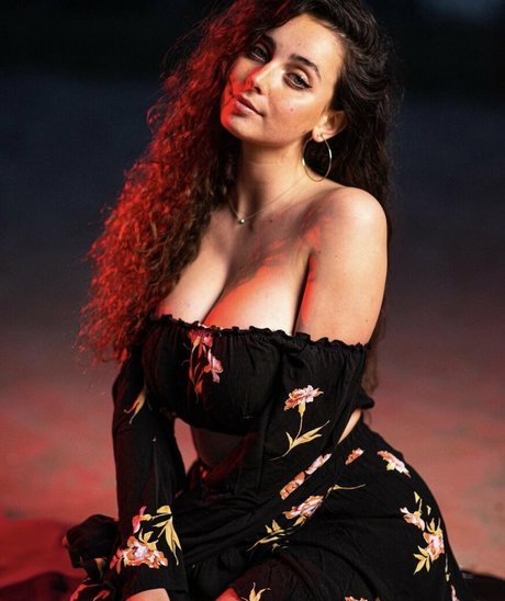 Chloe M nude star photos