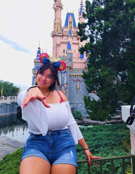 Amanda F nude model pics