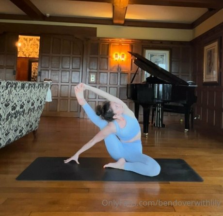 bendoverwithlily perfect model image