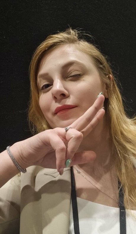 Sydney Poniewaz star sexy image