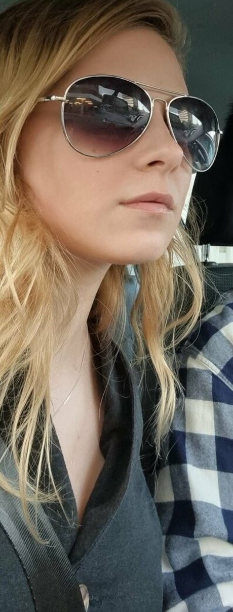 Sydney Poniewaz sexy model galleries