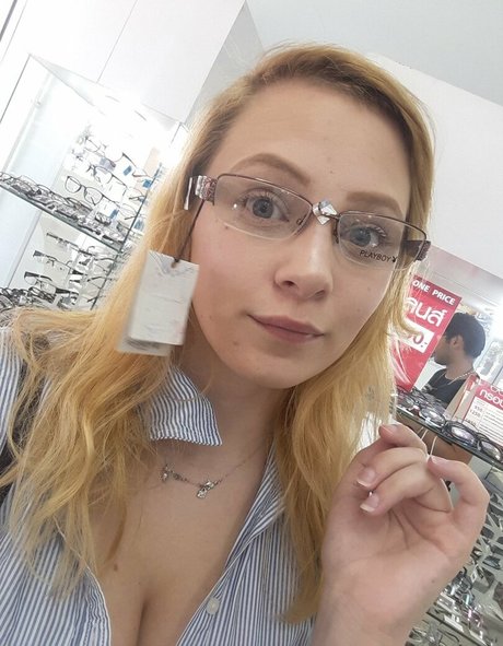 Sydney Poniewaz star nude picture