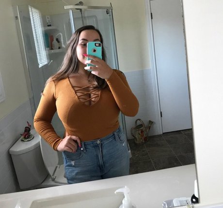 Lexi Thomas beautiful actress pics