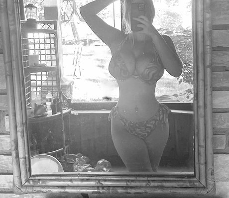 Hailey F nude model img