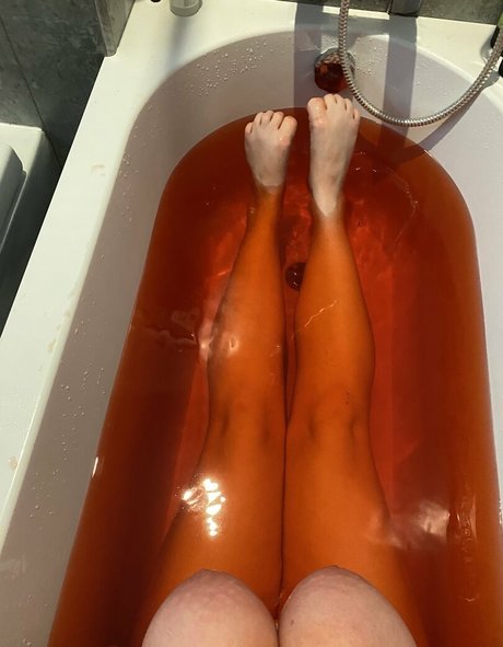 lucylaistner exclusive star photo