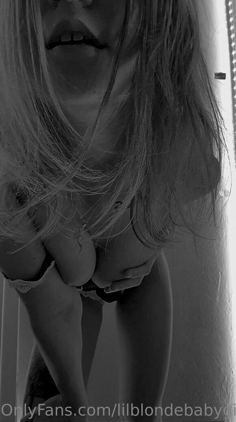 lilblondebabygirl model adult image