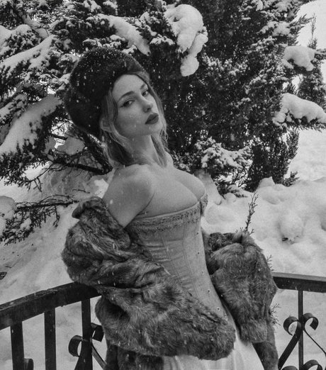 Kit Lilith sexy star photos